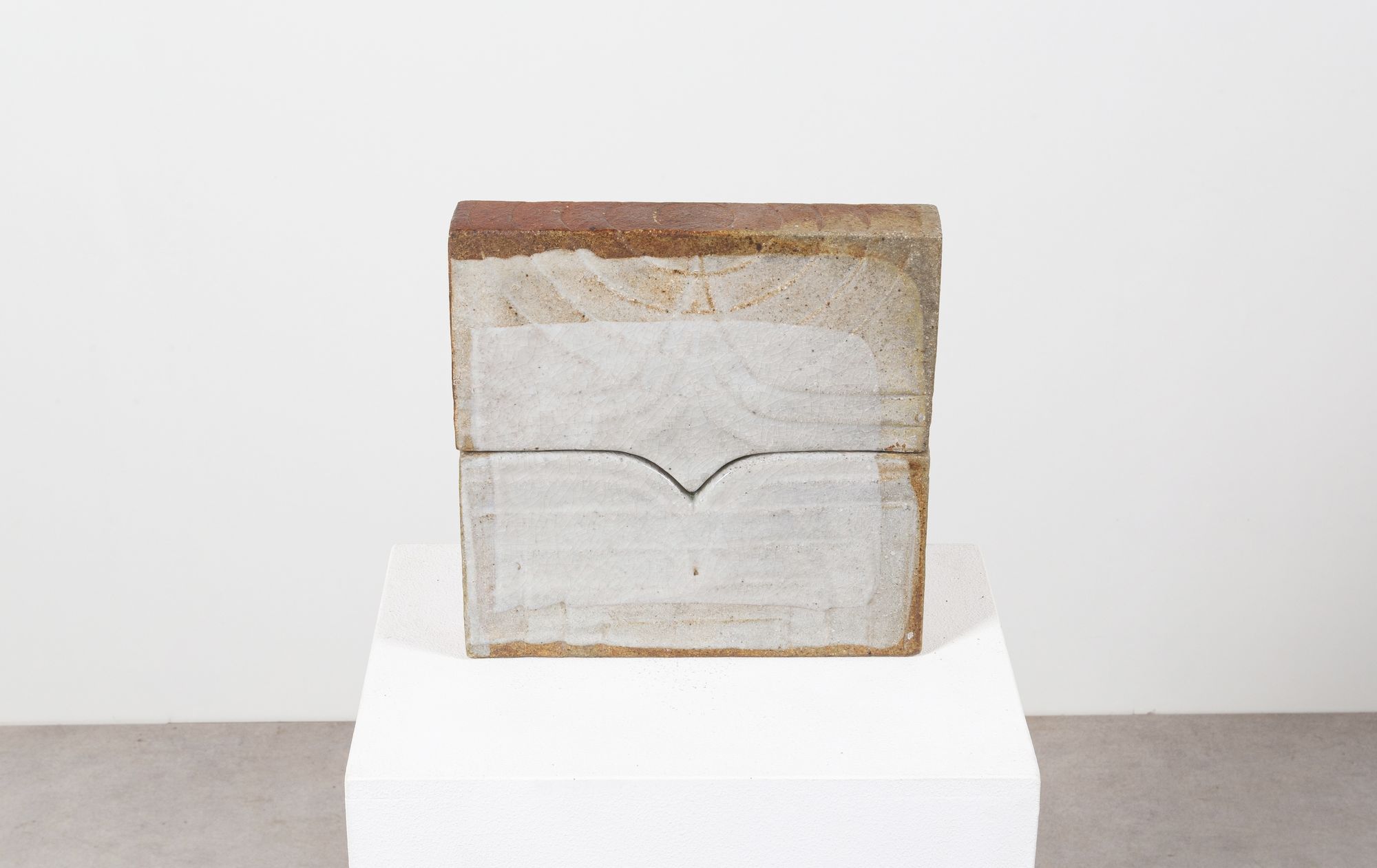 Ceramic stele by ceramist Claude Presset