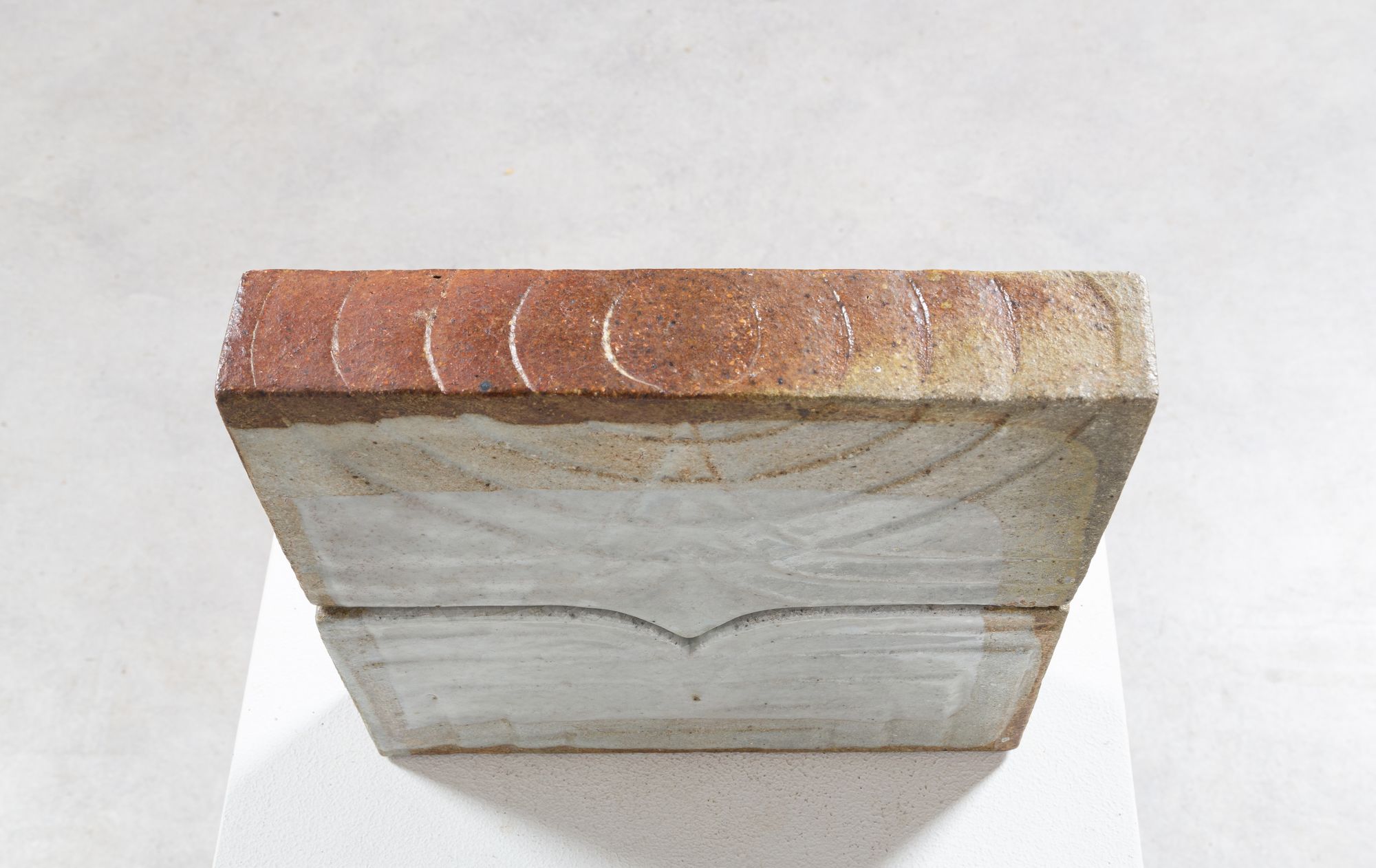 Ceramic stele by ceramist Claude Presset