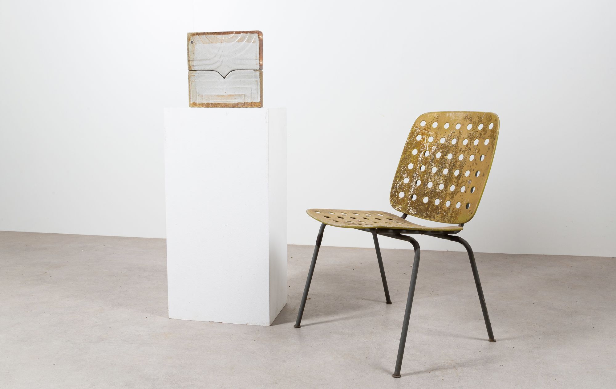 Ceramic stele by ceramist Claude Presset