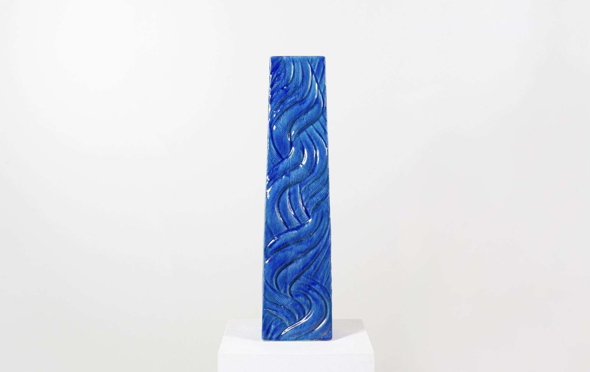 Ceramic "rivière" stele by ceramist Claude Presset