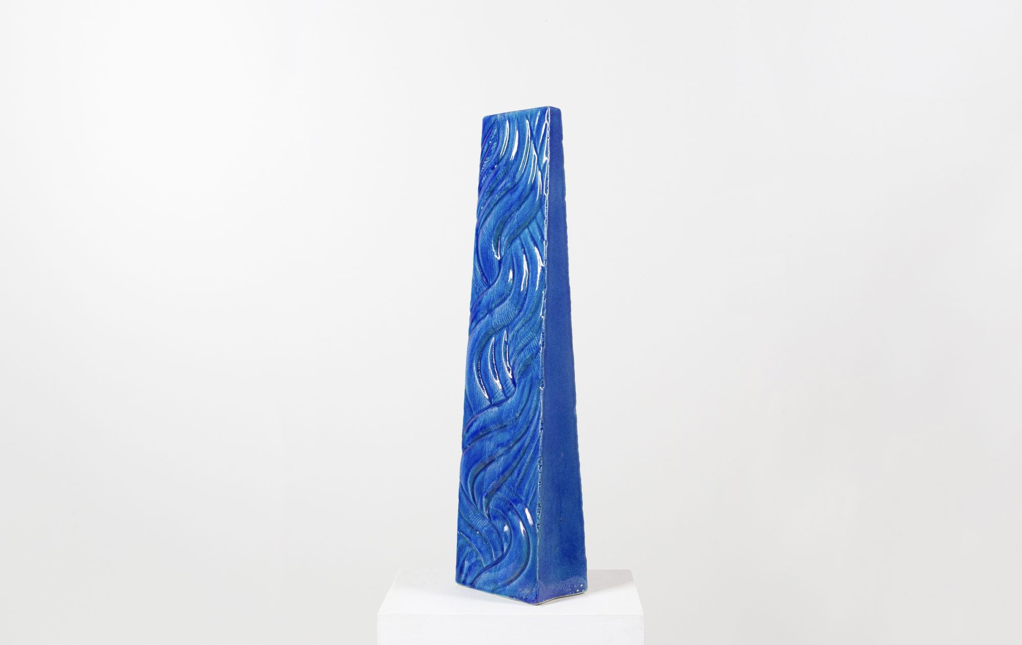 Ceramic "rivière" stele by ceramist Claude Presset