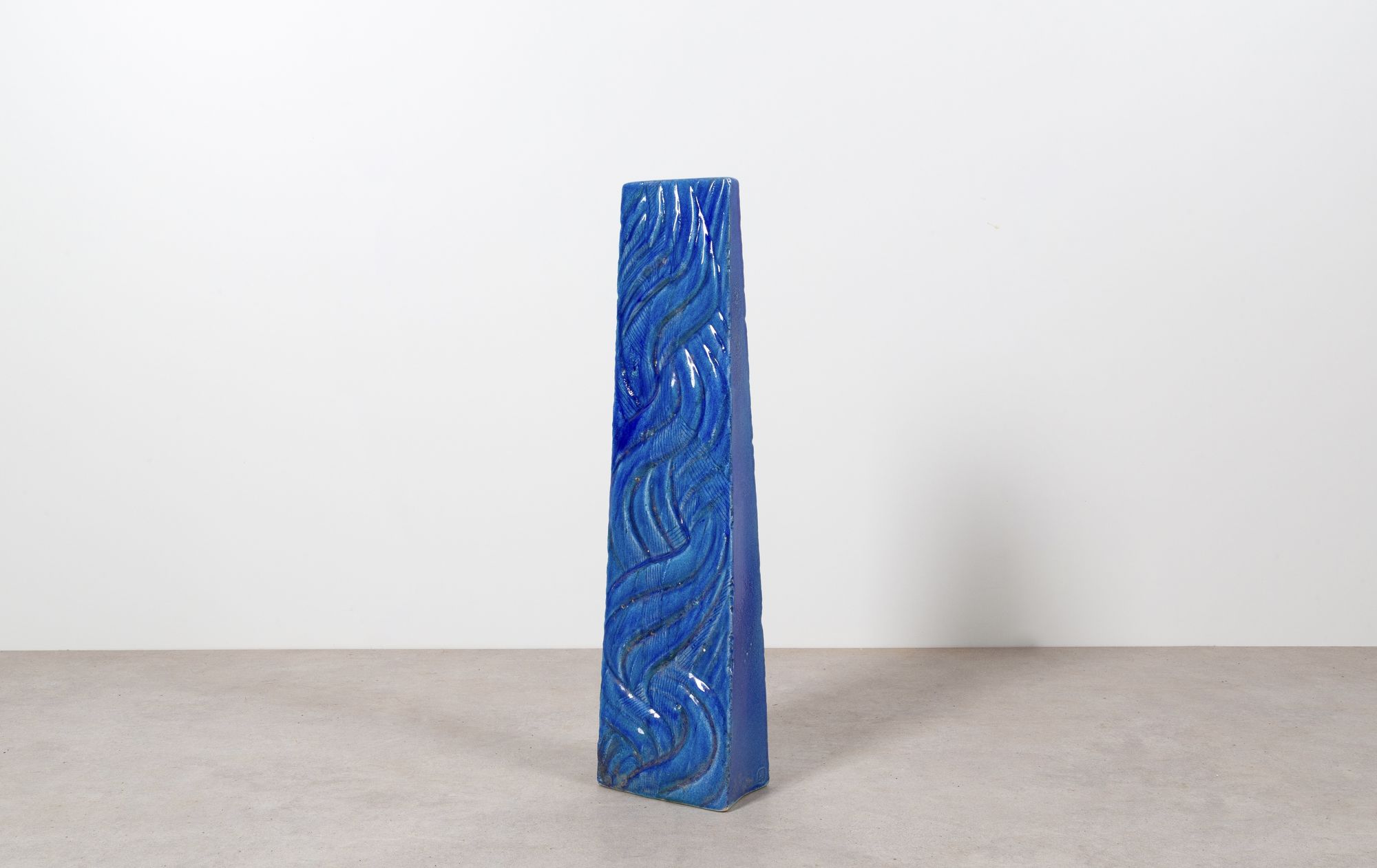 Ceramic "rivière" stele by ceramist Claude Presset