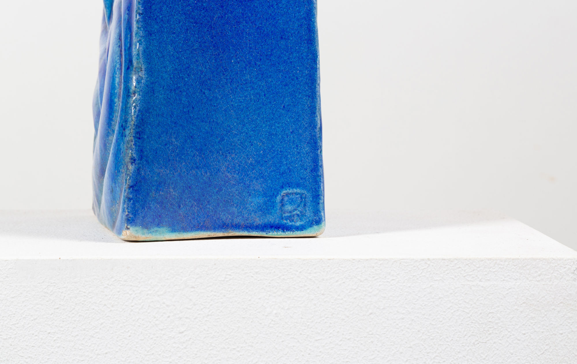 Ceramic "rivière" stele by ceramist Claude Presset