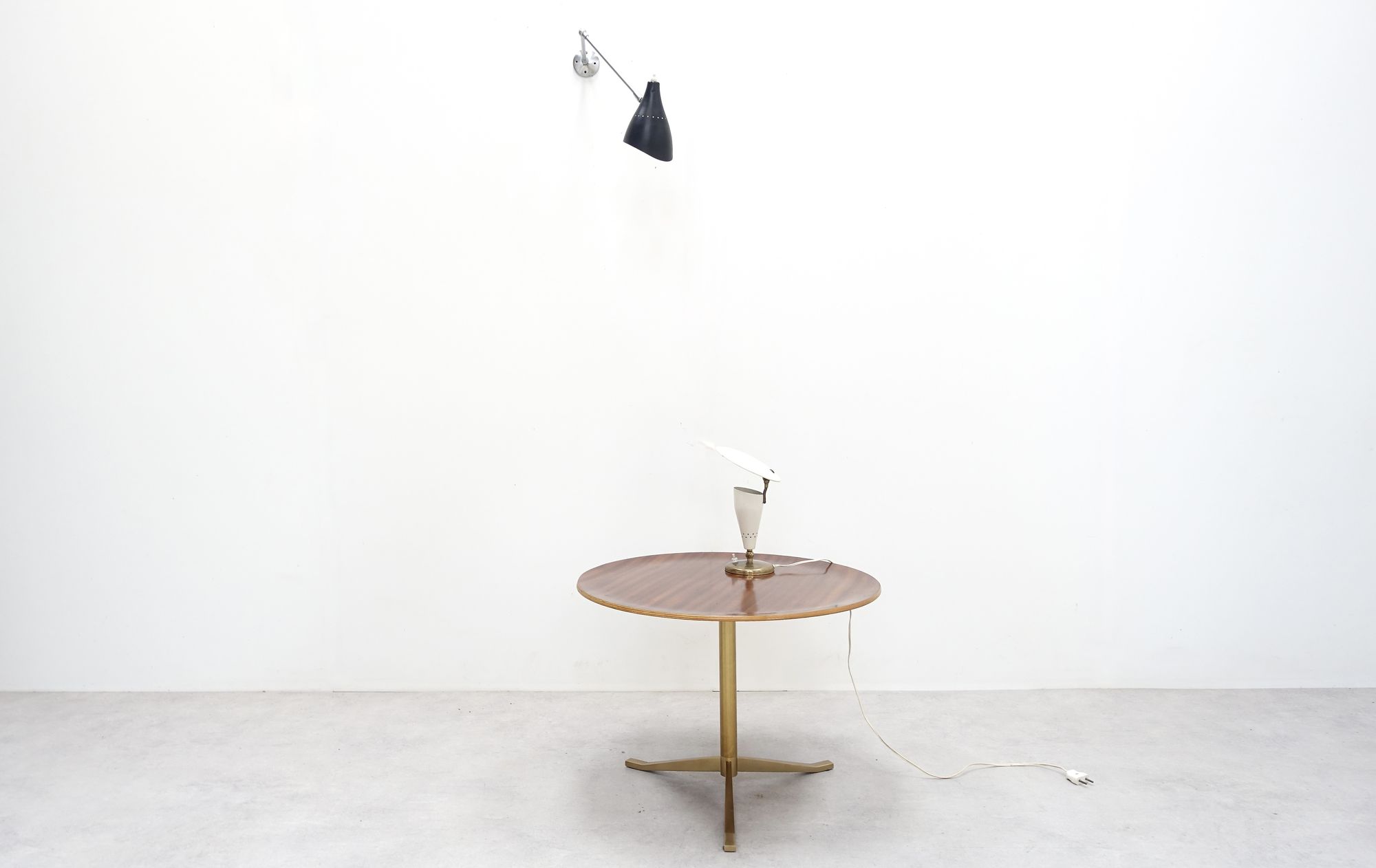 Coffee table Osvaldo Borsani '50s table lamp Angelo Lelli '50s wall lamp Giuseppe Ostuni '