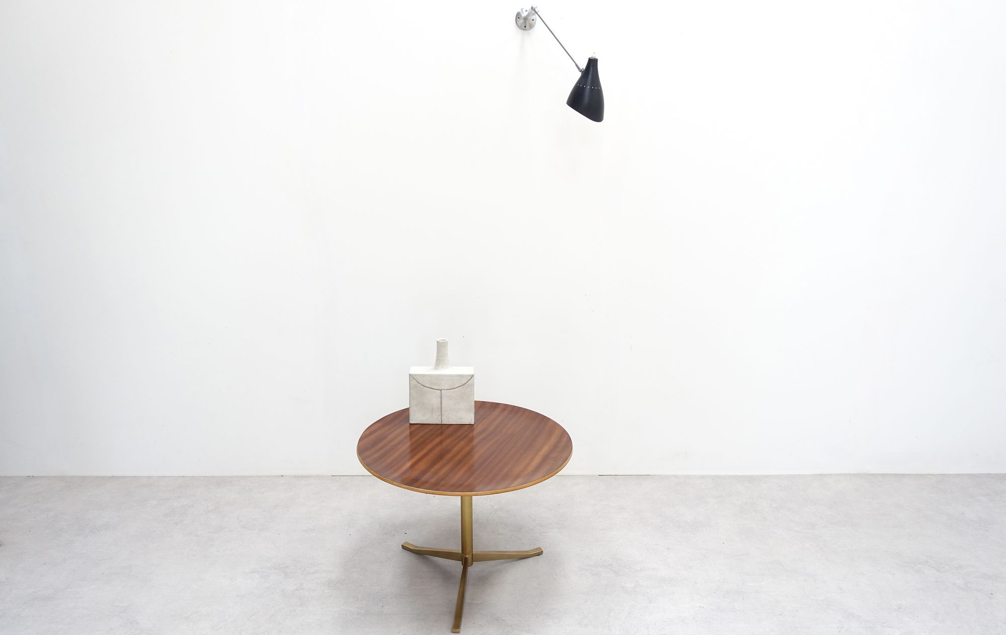 Coffee table Osvaldo Borsani '50s ceramic vase Bruno Gambone '70s wall lamp Giuseppe Ostuni '50s