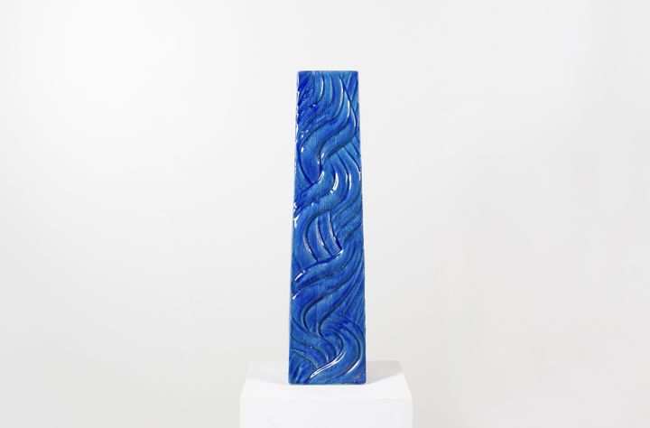Ceramic "rivière" stele by ceramist Claude Presset